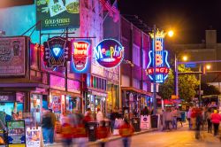I neon colorati dei locali di Beale Street a Memphis (Tennessee) dove si può assistere a concerti e festival di musica blues - © f11photo / Shutterstock.com