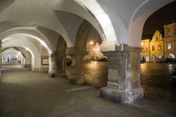 I portici nella piazza di Litomysl fotografati di sera, Repubblica Ceca. 


