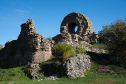 I resti del castello fortezza di Engelsbourg a Thann, Alsazia, Francia, in una giornata di sole.
