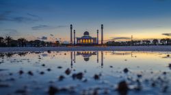 I riflessi della moschea di Songkhla nell'acqua al crepuscolo, Thailandia.
