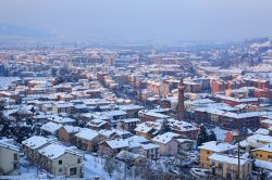 Il borgo di Alba ricoperto dalla neve, Piemonte, Italia. Una soffice spolverata di neve imbianca i tetti delle case di Alba - © Rostislav Glinsky / Shutterstock.com