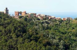 Il borgo di Framura sui rilievi che s'affacciano sulla riviera di Leventa in Liguria