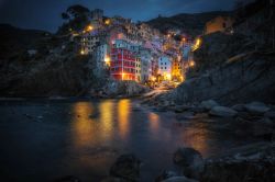 Il borgo di Riomaggiore by night, La Spezia, Liguria. E' il Comune più orientale e meridionale delle Cinque Terre.
