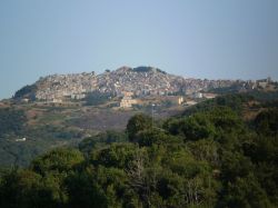 Il Borgo di San Mauro Castelverde in Sicilia, tra i rilievi delle Madonie - CC BY-SA 3.0 - Wikimedia Commons.