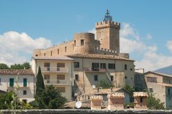 Il borgo medievale e il castello di Capestrano in Abruzzo