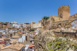 Il castello di Bunol domina dalla collina, Spagna. Al suo interno sorge il museo dedicato alla storia di Bunol.

