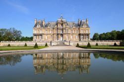 Il grande Castello di Maisons-Laffitte in Francia, venne costruito nella prima metà del 17° secolo, nella regione del Ile de France, non distante da Parigi  - © Pack-Shot ...