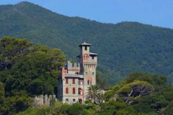 Il castello di Moneglia, ovvero la Fortezza di Monleone una delle rocche costiere della Liguria: l'impianto antico è stato rimaneggiato il secolo scorso conferendo un'aspetto ...