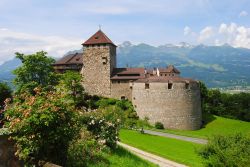 Il castello di Vaduz, la bella capitale del Liechtenstein. Il torrione del XII° secolo e gli edifici del lato est costituiscono la parte più antica di questa cittadella.
