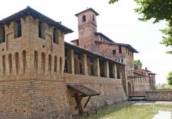 Il castello ed il fossato di Pagazzano provincia di Bergamo - © Claudio Giovanni Colombo / Shutterstock.com