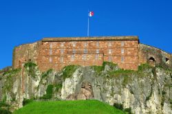 Il castello fortezza di Belfort, Francia, con la bandiera che sventola.
