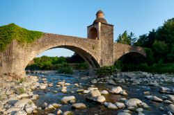 Il celebre ponte ai Chiosi di Pontremoli, Massa Carrara (Toscana). Situato sul fiume Magra, è uno dei ponti più suggestivi d'Italia.
