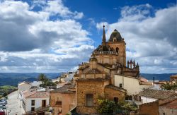 Il centro della città di Jerez de los Caballeros, Estremadura, in una giornata nuvolosa (Spagna).

