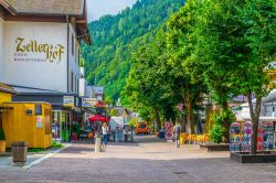 Il centro di Zell-am-See (Austria) con negozi e attività commerciali - © trabantos / Shutterstock.com