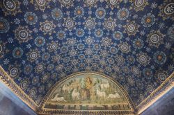 Il cielo stellato del Mausoleo di Galla Placidia a Ravenna, complesso di San Vitale. - © red-feniks / Shutterstock.com