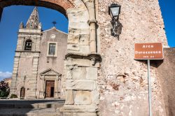 Il Convento Agostiniano di Forza d'Agrò, Sicilia: edificato fra il 1559 e il 1591, sorge accanto alla chiesa della Santissima Trinità.
