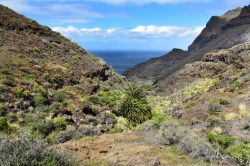 Il difficile sentiero di accesso alla spiaggia di GuiGui, costa ovest di Gran Canaria.
