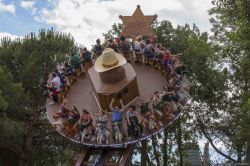 Il disco coaster di Buffalo Bill Rodeo a Mirabilandia, Emilia Romagna, Italia. A mezza via tra un tagadà e una montgna russa, questa nuova attrazione simula un rodeo con 24 passeggeri ...