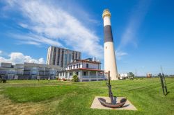 Il faro di Absecon a Atlantic City, New Jersey, USA. Il più alto faro della costa del New Jersey ha una storica importanza e permette di ammirare un suggestivo panorama sull'Oceano ...