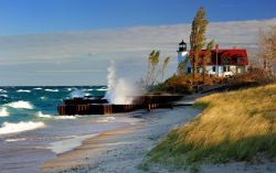 Il faro di Point Betsie a Frankfort nel Michigan durante una tempesta di vento (USA)