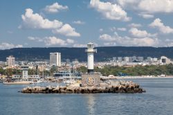 Il faro di segnalazione nel porto di Varna, Bulgaria.
