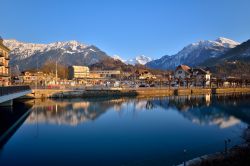 Il fiume Aar a Interlaken con il quartiere occidentale della città svizzera sul lago di Thun.
