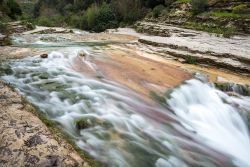 Il fiume Cassibile nella riserva naturale di Cavagrande, Avola, Sicilia. Il fiume scorre nella riserva orientata compresa nei Comuni di Avola, Noto e Siracusa istituita nel 1990.



