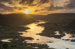 Il fiume Sao Francisco al crepuscolo, stato di Alagoas, Brasile. Questo fiume che scorre in Brasile per poco più di 3 mila chilometri è il quarto sistema fluviale per dimensioni ...