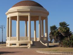 Il gazebo della Terrazza Mascagni a Livorno, Toscana. Questo belvedere ubicato lungomare è uno dei luoghi più eleganti della città.
