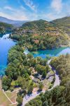 Il Grande Lago della Pliva dall'alto: uno splendido panorama naturale di Jajce (Bosnia e Erzegovina).

