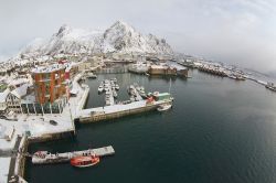Il grazioso porto di Svolvaer fotografato con la neve, Lofoten (Norvegia). Da qui, ogni marzo, parte la competizione per la pesca del merluzzo - © Dmitry Chulov / Shutterstock.com