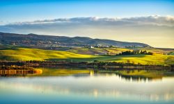 Il lago di Santa Luce al tramonto in Toscana