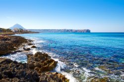 Il litorale roccioso di Cala Blanca Beach nei pressi di Javea, Spagna.



