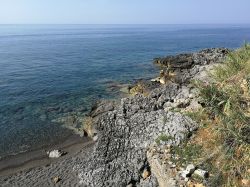 Il litorale roccioso di Sapri, Salerno, visto dalla strada. E' il principale paese del Golfo di Policastro in Campania.
