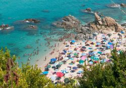 Il mare limpido di Zambrone e la sua bella spiaggia della Calabria. Siamo nel GOlfo di Sant'Eufemia, lungo la costa del mar Tirreno - © giovanni boscherino / Shutterstock.com