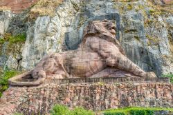 Il Memoriale della Guerra Franco Prussiana a Belfort, Francia. Il famoso Lion de Belfort venne intagliato nell'arenaria rosa fra il 1875 e il 1879 da Auguste Bartholdi - © milosk50 ...
