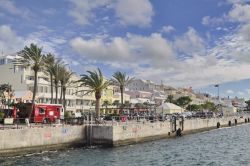 Il molo dei traghetti a Hamilton, Bermuda. La capitale delle Bermuda Islands può essere facilemnte raggiunta da alcune delle altre isole dell'arcipelago (ve ne sono circa 130) con ...