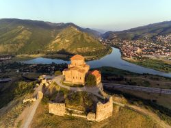 Il Monastero di Jvary al tramonto, sullo sfondo Mtskheta, storica città della Georgia.