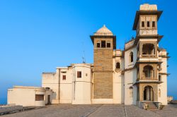 Il Monsoon Palace (Sajjan Garh Palace) a Udaipur, Rajasthan, India. Costruita nel 1884, è una residenza reale situata in cima a una collina con vista sul lago Fateh Sagar.
