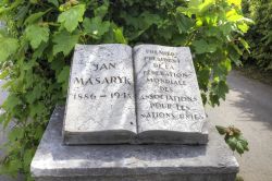 Il monumento a Jan Masarik nei pressi del Palazzo delle Nazioni Unite a Ginevra, Svizzera. Politico cecoslovacco, è stato il primo presidente della federazione mondiale delle associazioni ...
