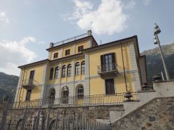 Il Municipio di Donnas, Valle d'Aosta - © Claudio Divizia / Shutterstock.com