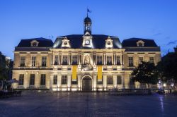 Il Municipio di Troyes fotografato di sera, Francia.
