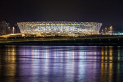 Il nuovo stadio di calcio Volgograd Arena fotografato di notte dalla sponda opposta del fiume Volga - © Oleg Dimitrov / Shutterstock.com