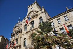 Il Palazzo Municipale a Beziers, Francia. Sorto dove si trovava il foro romano, questo edificio del 1238 ha sempre mantenuto la stessa funzione - © 216534160 / Shutterstock.com