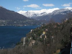 Il panorama fotografato da Tronzano Lago Maggiore, la stazione ferroviaria, la frazione di Pino e le montagne della Svizzera