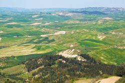 Il panorama primaverile dal borgo di Montescaglioso in Basilicata - © Mi.Ti. / Shutterstock.com