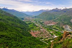 Il panorama della Val di Susa in Piemonte, fotografato dalla Sacra di San Michele