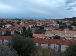 Il panorama di Sarroch in Sardegna - © Giancarlo Dessì, CC BY-SA 3.0, Wikipedia