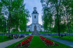 Il parco Snellmanin Puisto e la cattedrale luterana con visitatori e turisti a Kuopio, Finlandia. - © RnDmS / Shutterstock.com