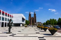 Il piazzale antistante il Palazzo Municipale di Arnhem, Olanda; sullo sfondo, l'austera chiesa di St. Walburgis.
